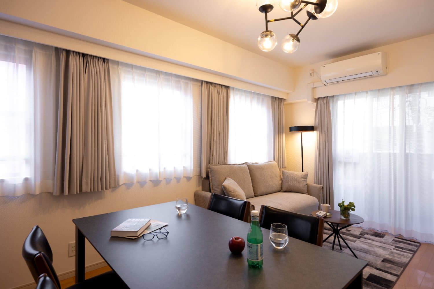 Furniture updated in September 2026 / 14-minute walk from Azabu-Juban Station / A spacious, retro-modern living space / Platinum Court Minami-Azabu 303
