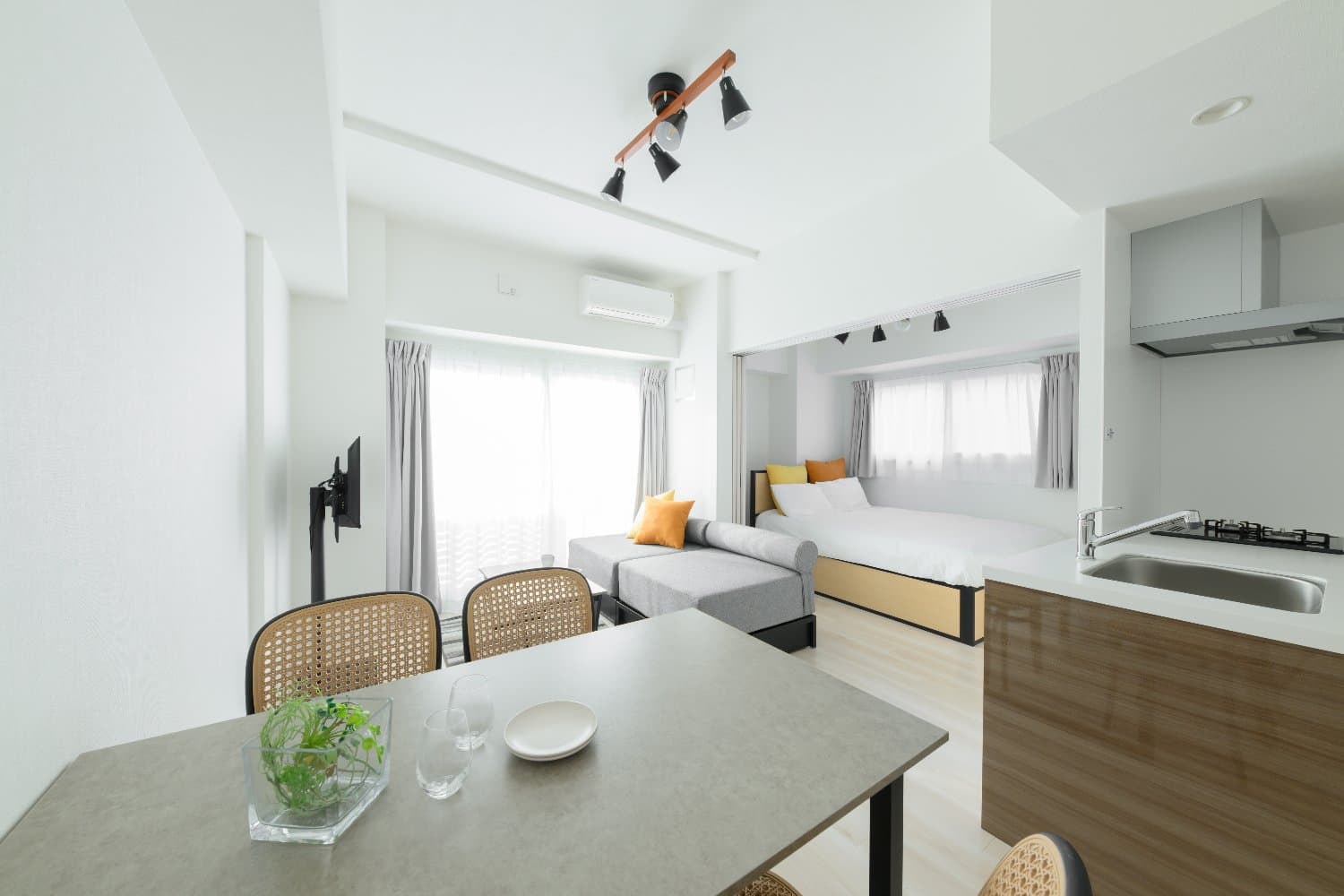 5-minute walk from Nishi 11-chome Station / Natural and calming space with a white base / Spacious 1LDK / Fully furnished with furniture and appliances / S-RESIDENCE Odori Park admirio 402