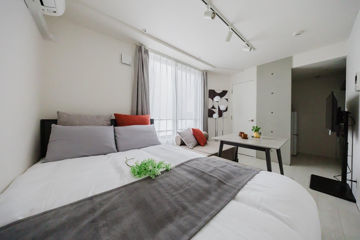 5-minute walk from Higashi-Shinjuku Station / Stylish room / Shin-Okubo is within walking distance / Supermarket is within 5 minutes / PASEO Shinjuku 401