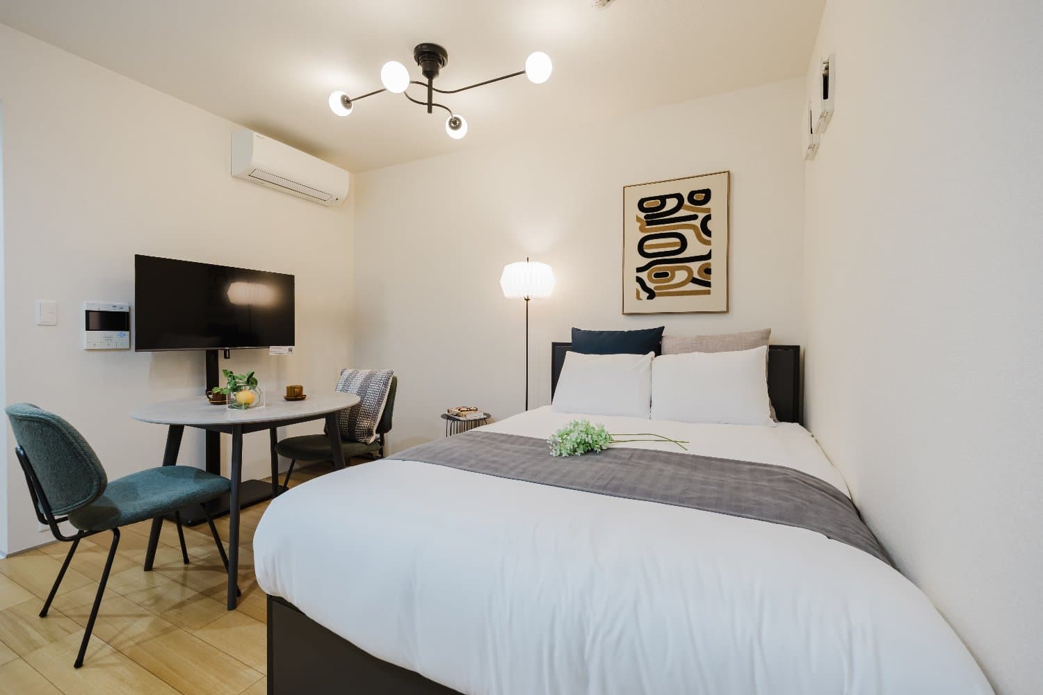 6-minute walk from Akebonobashi Station / Bright, open, and spacious environment / Good access to Shinjuku and Yotsuya areas / DeLCCS Akebonobashi II 501
