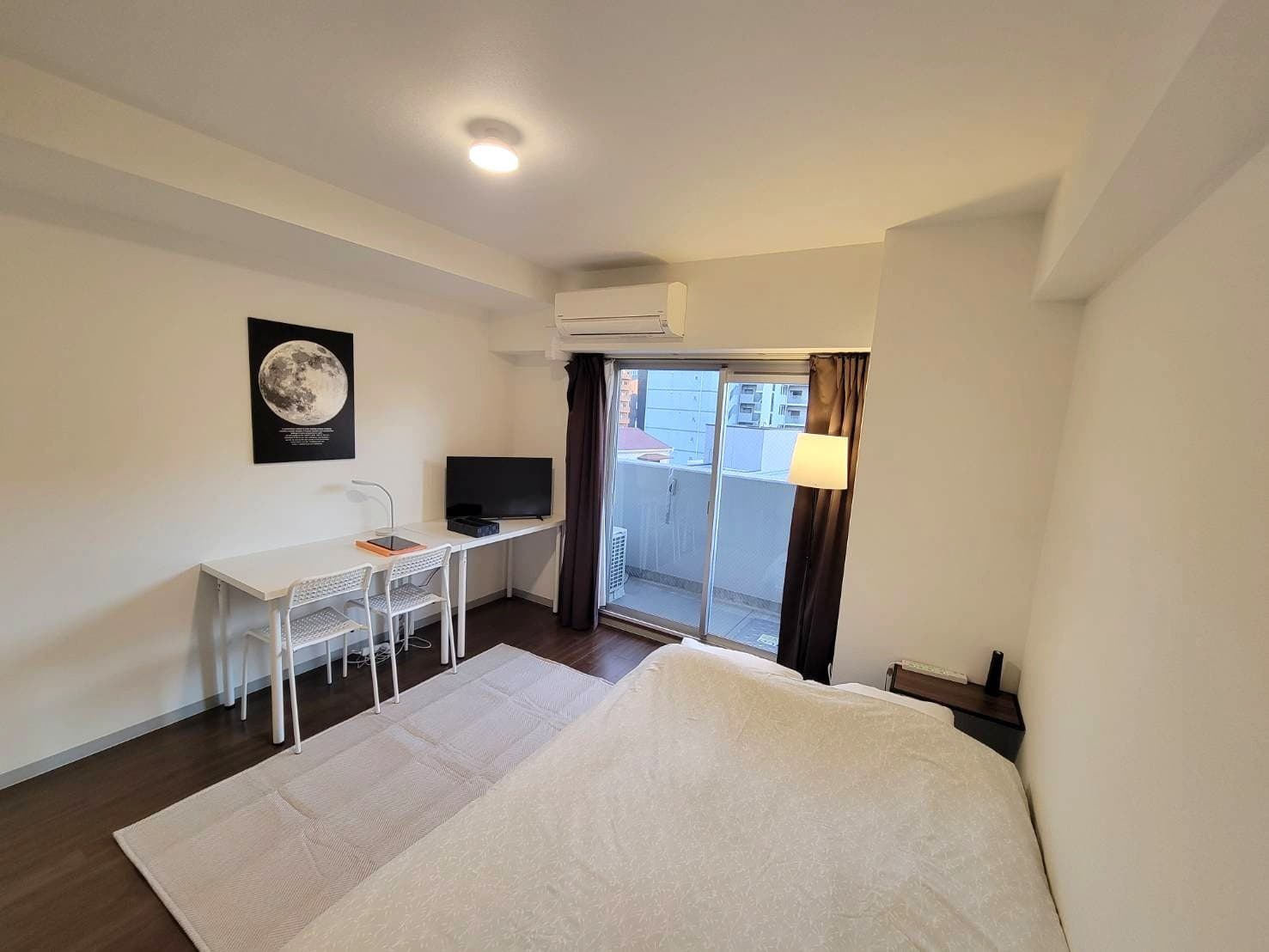 Conveniently located within walking distance of Osaka Station and the Umeda area! Convenience stores and supermarkets are within a 5-minute walk / Ideal for sightseeing or business stays / Shin-Umeda Central Hills 802