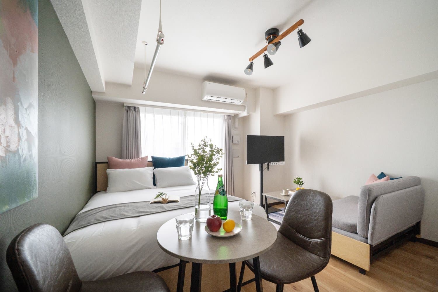 9-minute walk to the nearest station / 2 stops to Shinjuku / Furnished with appliances / MAT Nakaochiai 402