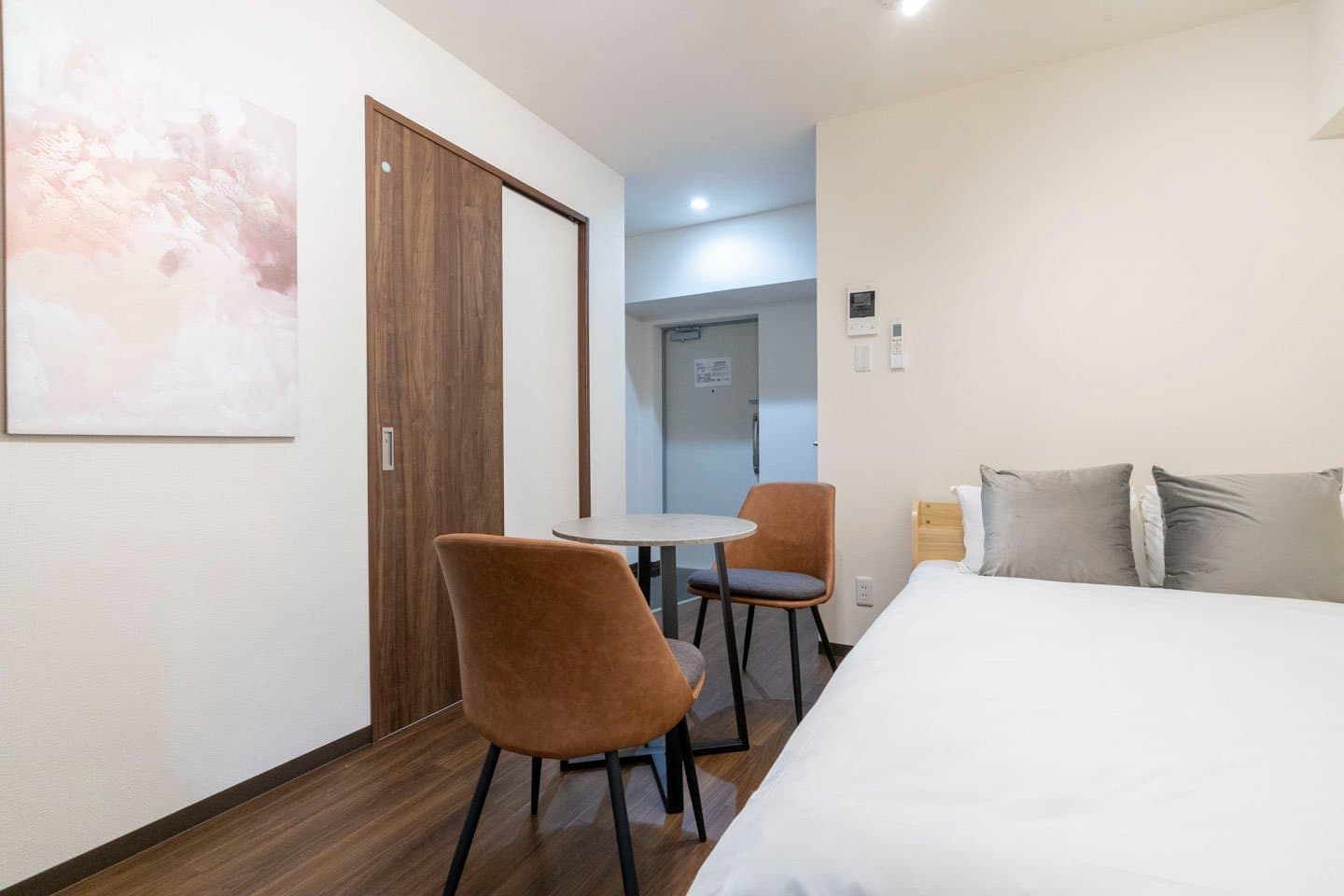Just a 1-minute walk from the station! 5-minute walk from Shinsaibashi Station / Designer property / Furnished with furniture and appliances / Valore Kitahorie 404