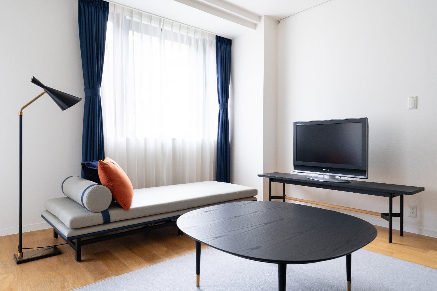 神谷町駅から徒歩1分のマンション!シンプルでモダンなお部屋♪/家具・家電完備/神谷町MTコート 404