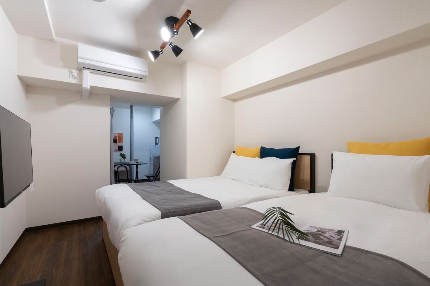 Excellent location, just a 1-minute walk from Yotsubashi Station! Namba area is also within walking distance / Convenience store within a 1-minute walk / Recommended for business or sightseeing stays / valore Kitahorie 503