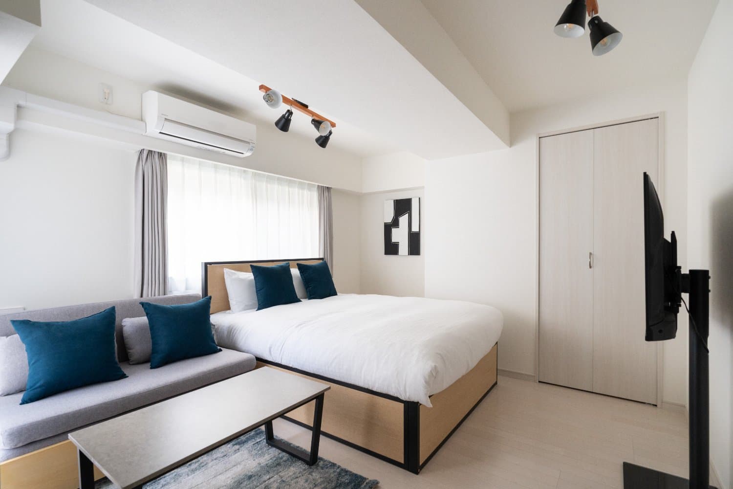 7-minute walk from the station / Abundant facilities near the station / 1-minute walk to a convenience store / Sky Kinshicho 303