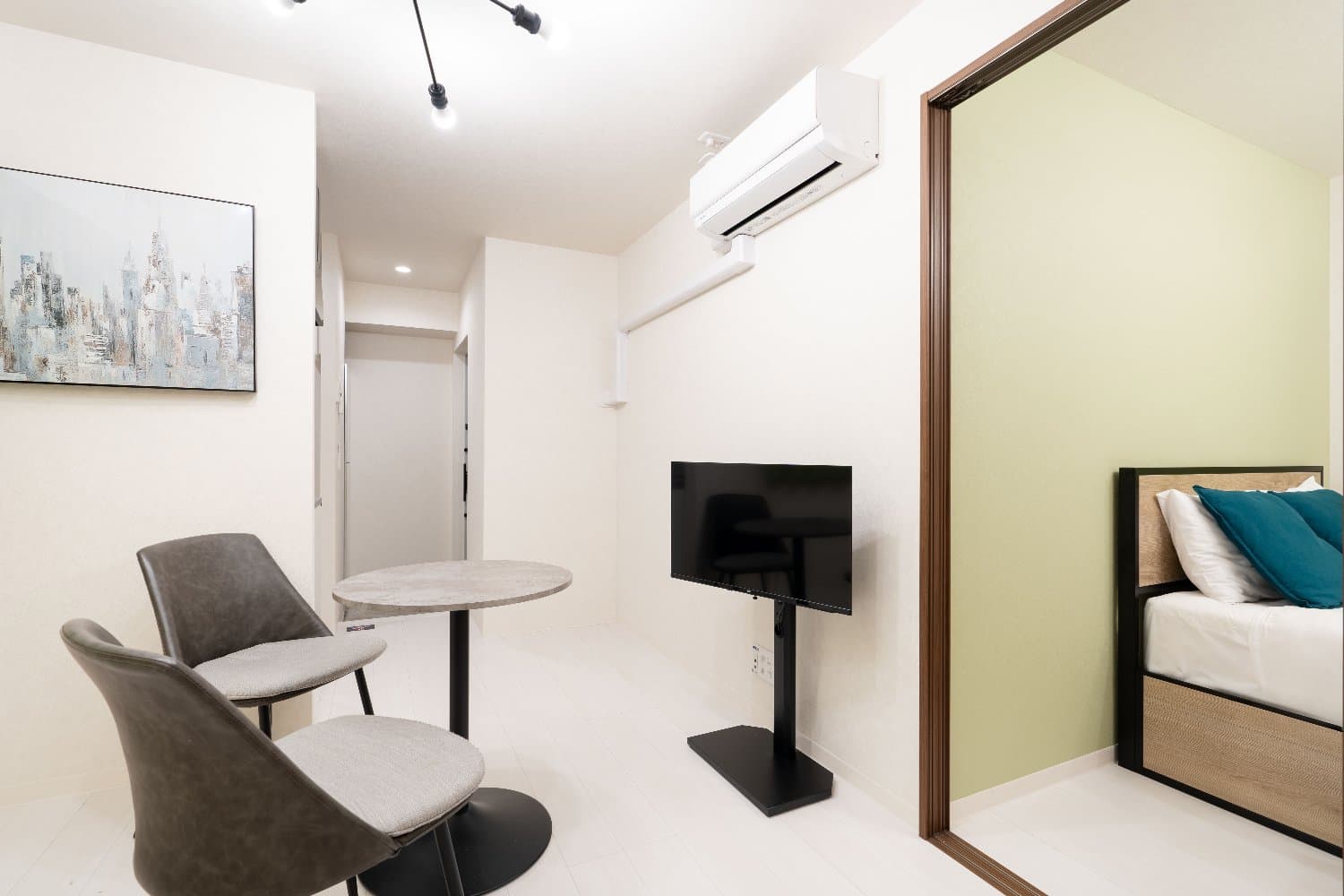 12-minute walk from Ikebukuro Station! / Comes furnished with furniture and appliances / White-themed 1LDK / Laulea Tower Ikebukuro 701