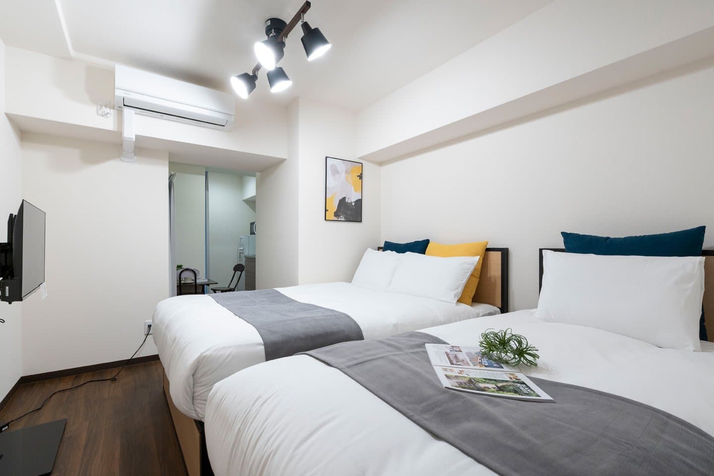 1 minute walk from Yotsubashi Station / Just a short walk to Shinsaibashi Station / Simple and stylish designer apartment / Spacious 1R / valore Kitahorie 803