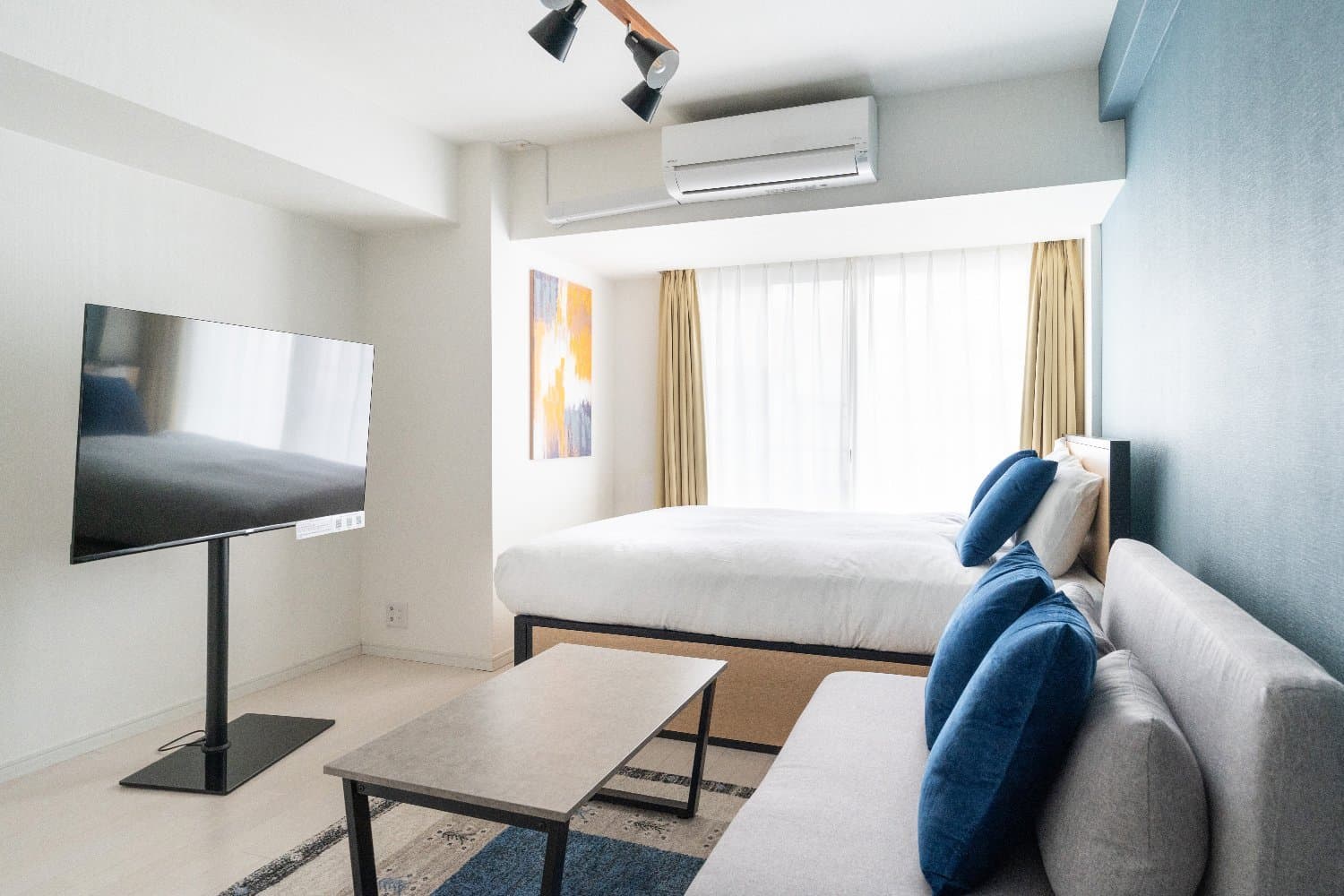 7-minute walk from the station / Excellent facilities near the station / 1-minute walk to a convenience store / Furnished with furniture and appliances / Sky Kinshicho 301