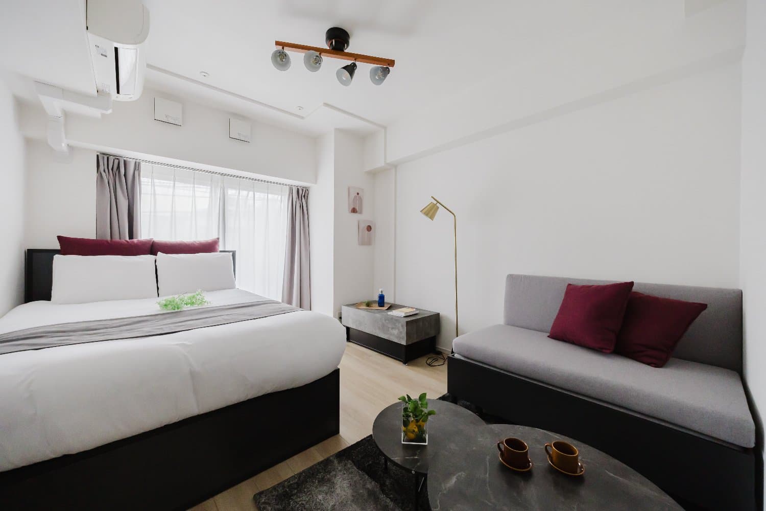 7-minute walk from Otsuka Station / Easy access to major central Tokyo areas / Bright room with large windows /Renaissance Court Sugamo 202