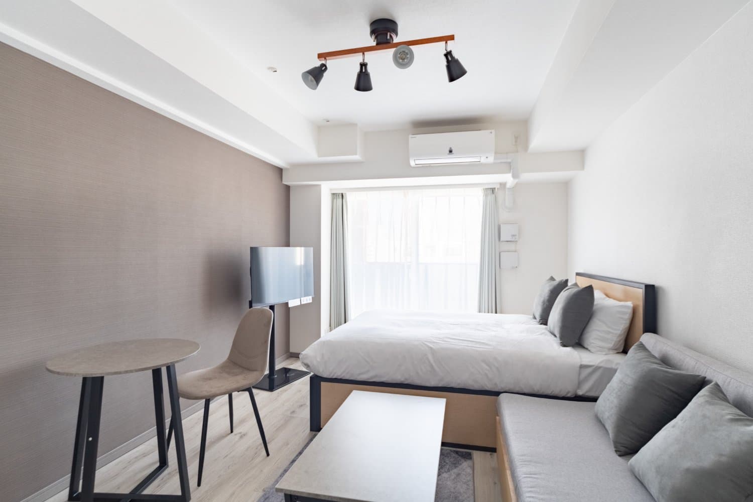 9-minute walk to the nearest station!/2 stops to Shinjuku/Furnished with appliances/Elevator available/MAT Nakaochiai 706