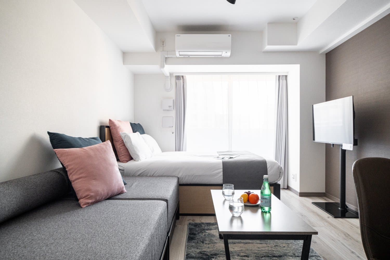10 minutes by train to Shinjuku Station! Multiple train lines available / 3-minute walk to convenience store / Furnished apartment / MAT Nakaochiai 305