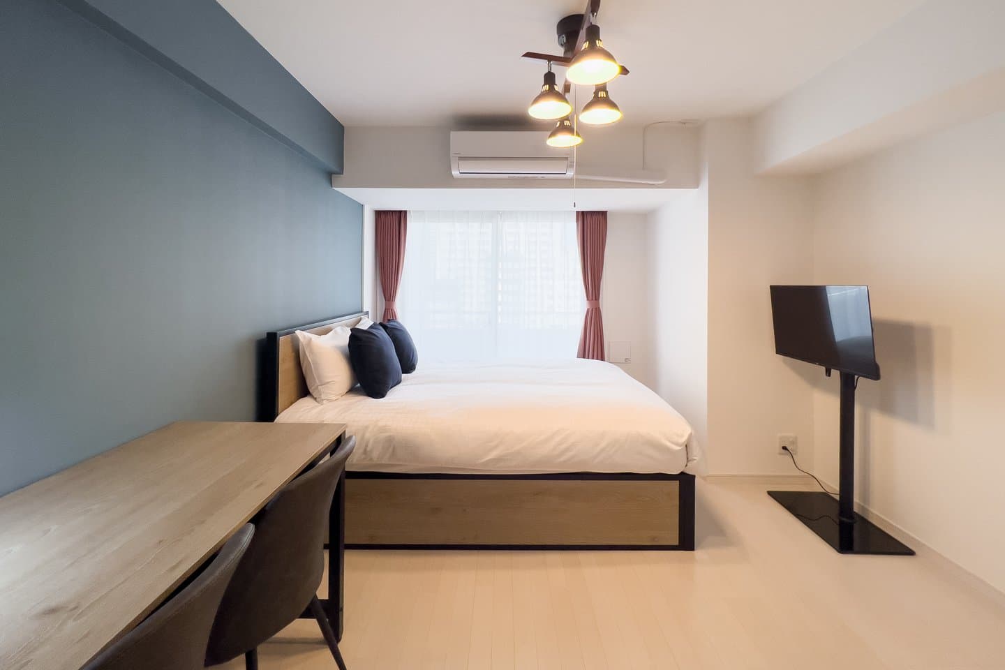 7-minute walk from the station / Abundant facilities near the station / 1-minute walk to a convenience store / Sky Kinshicho 702