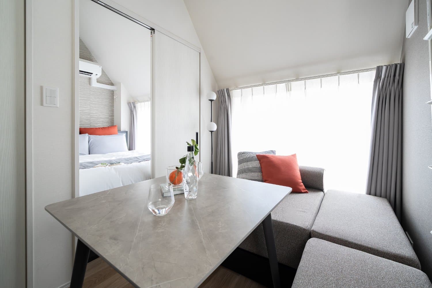 10-minute walk from Higashi-Nakano Station / Excellent access to Shinjuku / Fully furnished with furniture and appliances / North Ridge Shinjuku 402