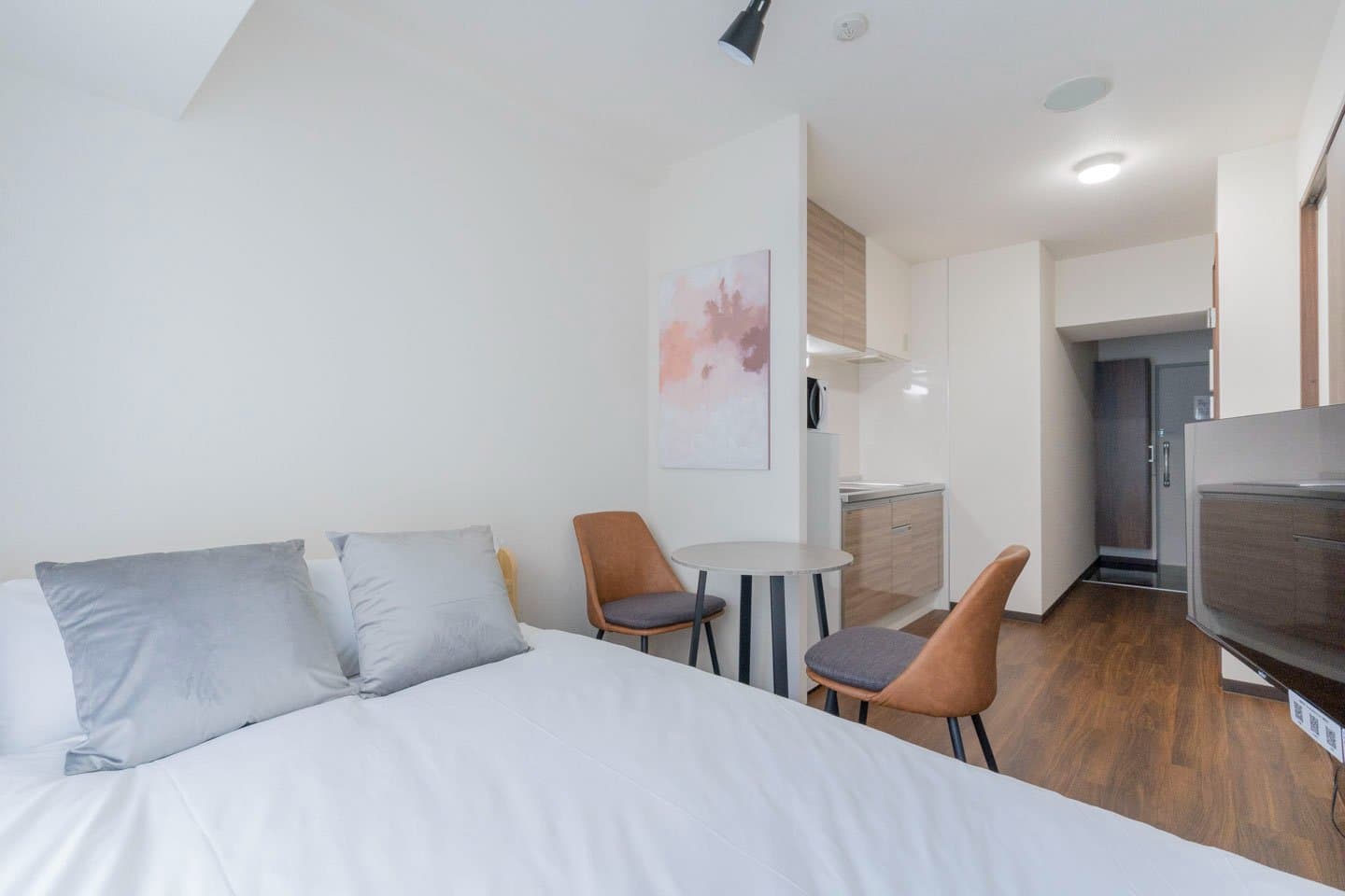 Just a 1-minute walk from the station! 5-minute walk from Shinsaibashi Station / Designer property / Furnished with furniture and appliances / Valore Kitahorie 402