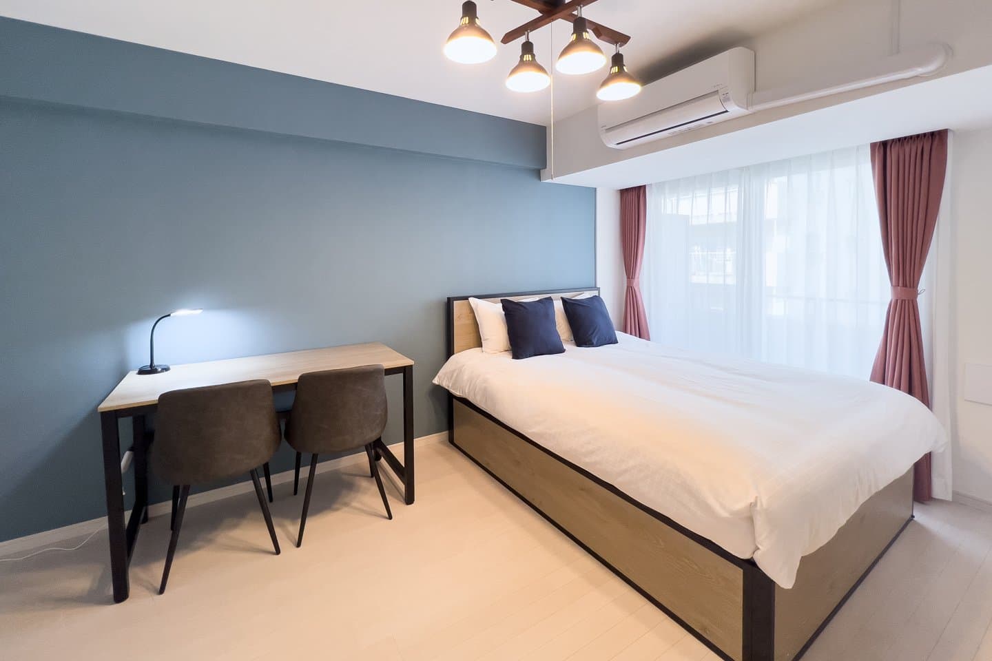 7-minute walk from the station / Station area has great amenities / 1-minute walk to a convenience store / Sky Kinshicho902