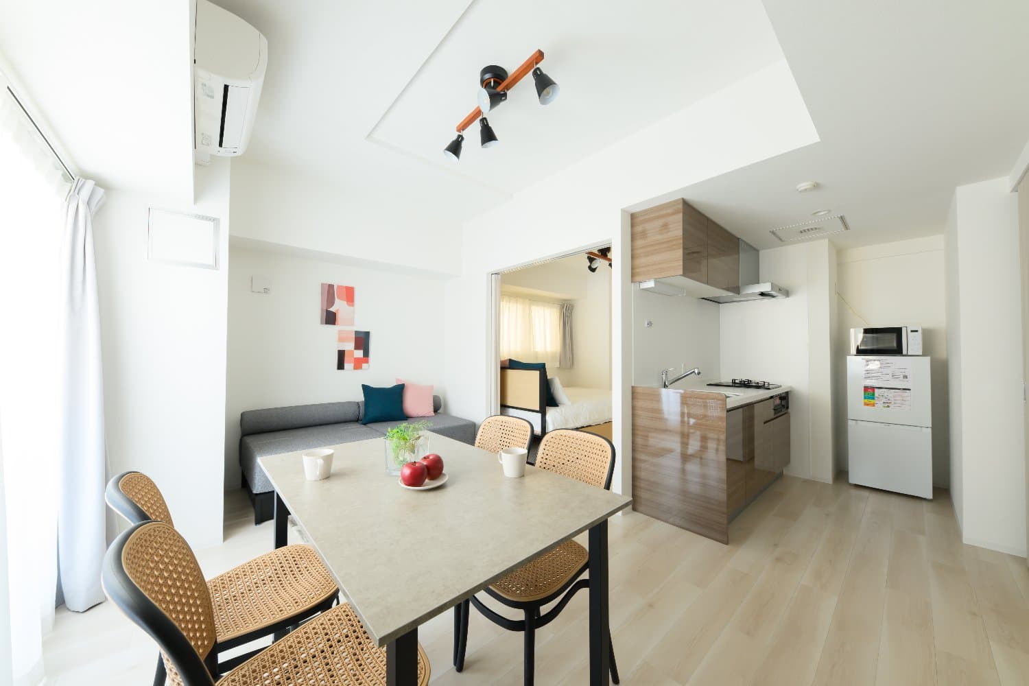 5-minute walk from Nishi 11-chome Station / Natural and calming space with a white base / Spacious 1LDK / Fully furnished with furniture and appliances / S-RESIDENCE Odori Park admirio 401
