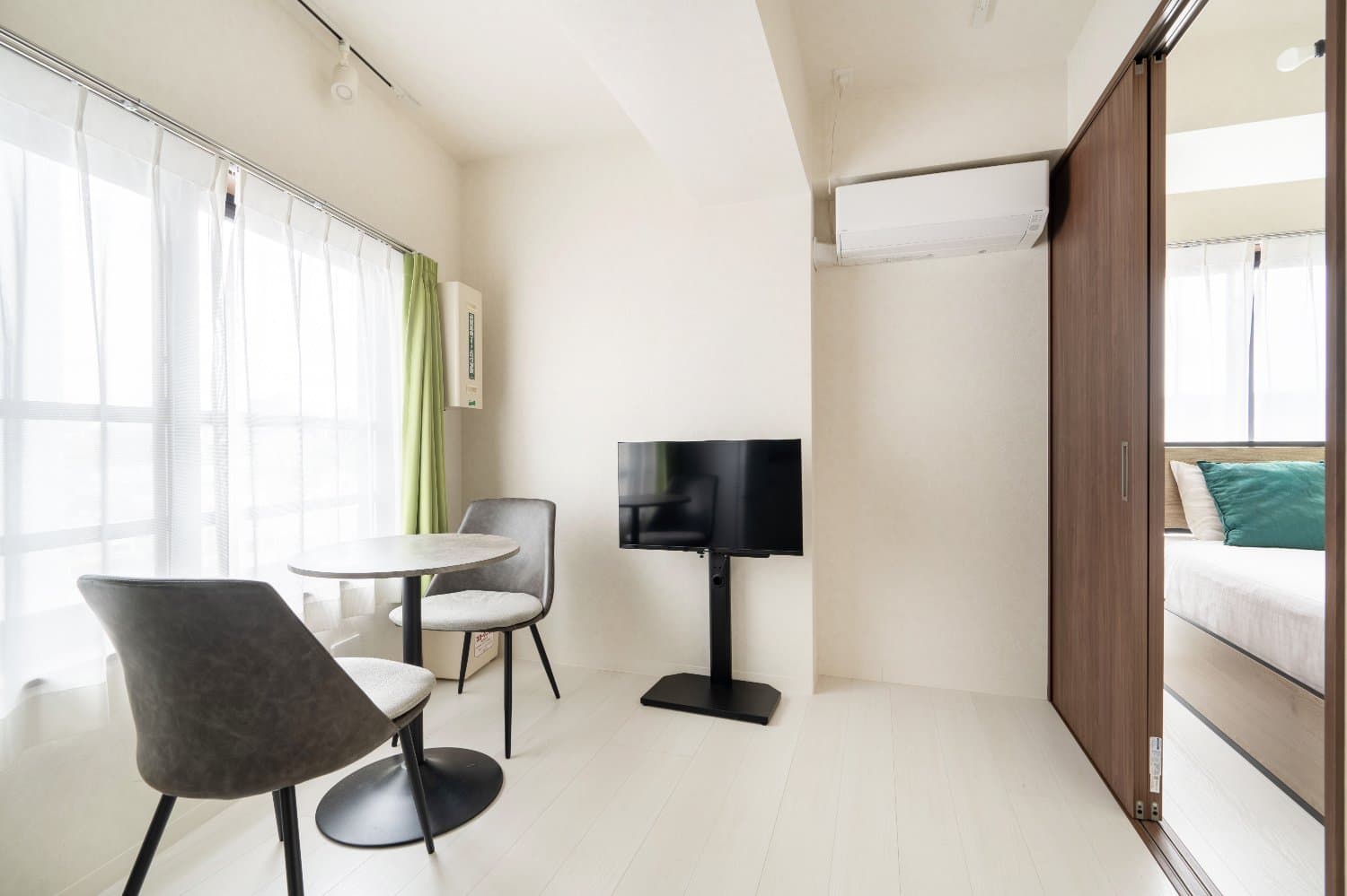 12-minute walk from Ikebukuro Station! /Fully furnished/1DK with striking green wallpaper/Laurea Tower Ikebukuro 803