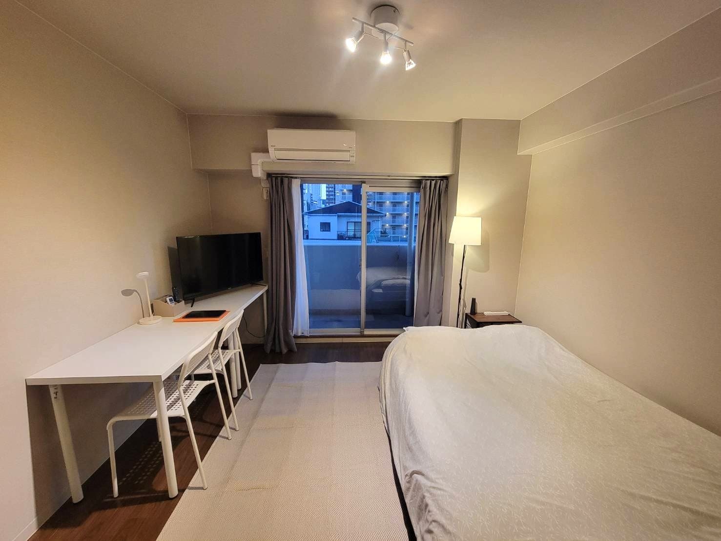 Conveniently located within walking distance of Osaka Station and the Umeda area! Convenience stores and supermarkets are within a 5-minute walk / Ideal for sightseeing or business stays / Umeda Central Hills 601