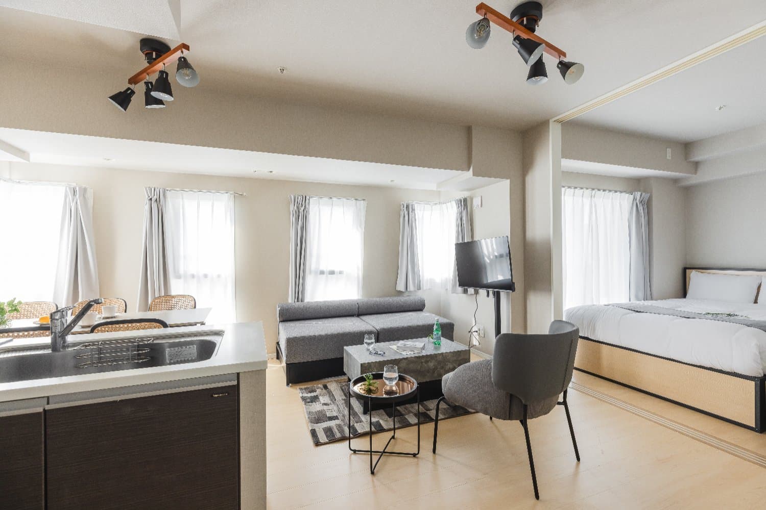 4-minute walk from Akabane Station / Multiple lines available / Good access to downtown / Spacious 2LDK / Leaf Comfort Akabane 1101