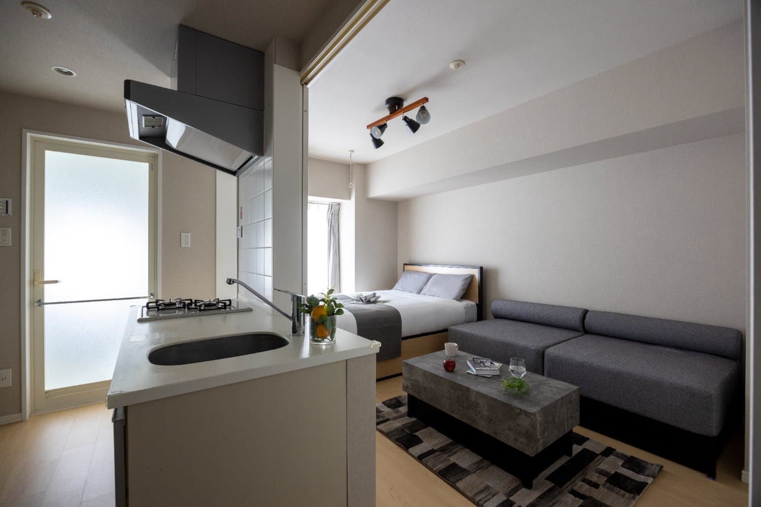 4-minute walk from Akabane Station / Multiple train lines available / Excellent access to the city center / Leaf Comfort Akabane 808
