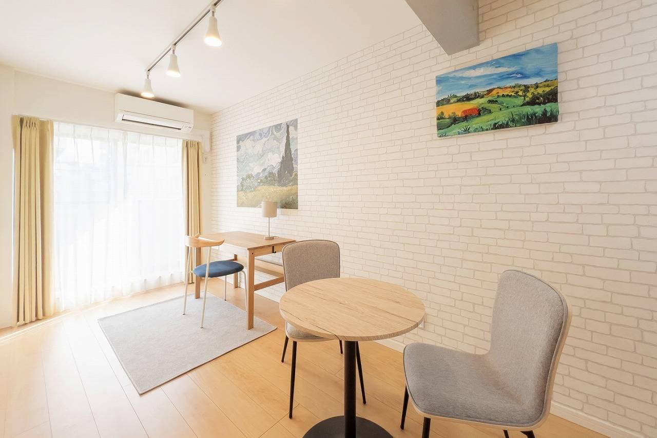 同じ物件の部屋写真: ☆9月末滞在までの特価賃料!☆ 徒歩6分の駅近物件!お洒落な絵画で気分あがるアートルーム♪ブロッサムテラス両国 401